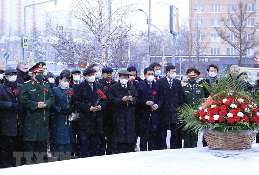 Chủ tịch nước Nguyễn Xuân Phúc và Phu nhân cùng đoàn đại biểu cấp cao Việt Nam đặt vòng hoa tại Đài tưởng niệm các liệt sỹ vô danh tại thủ đô Mátxcơva. Ảnh: TTXVN