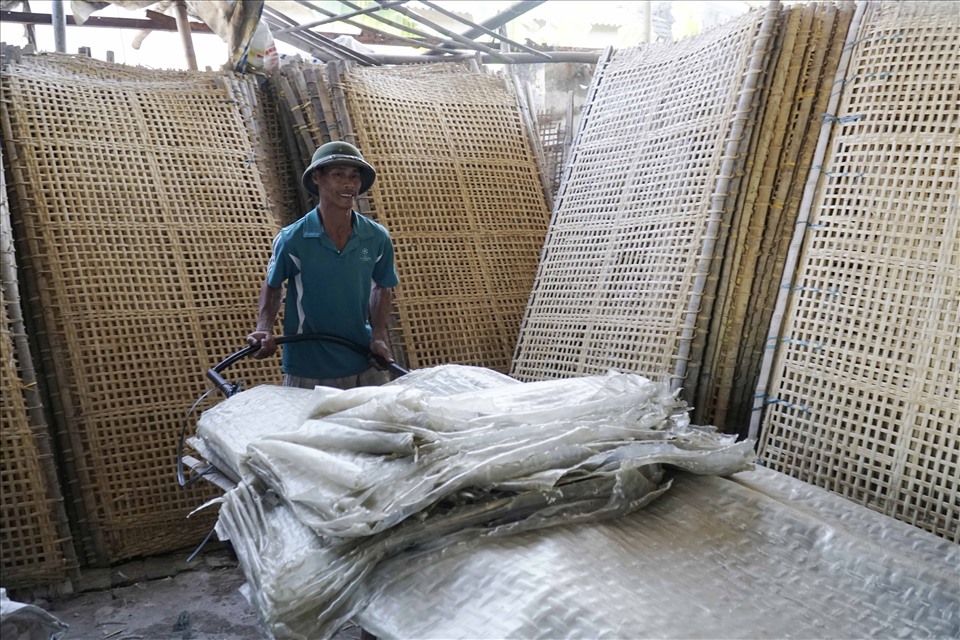 Theo bà Quyến, thời điểm hiện tại, cơ sở của bà sản xuất mỗi ngày 1.500 tấn miến để bán khắp các tỉnh thành Việt Nam. Trung bình bán lẻ 1kg miến có giá 50.000 đồng.