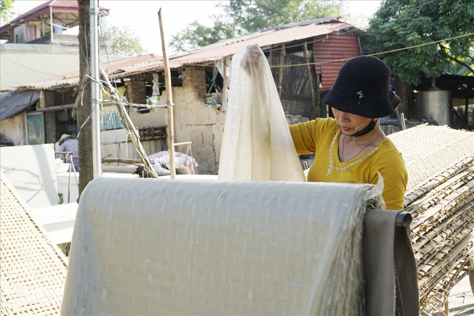 Bà Nguyễn Thị Quyến (SN 1965) chủ một cơ sở làm miến nổi tiếng tại thôn Phú Diễn, xã Cự Khê, huyện Thanh Oai phải thức dậy từ 4h sáng để chuẩn bị bắt đầu những mẻ bánh đầu tiên. Bà Quyến bắt đầu học làm miến từ năm 1989, tính đến nay đã được 32 năm.