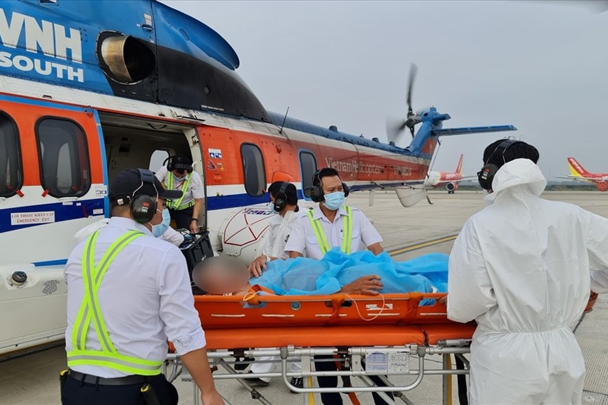 Bệnh viện Quân Y 175 đưa ngư dân bị bệnh nặng từ đảo Song Tử Tây (huyện đảo Trường Sa, tỉnh Khánh Hòa) về đất liền điều trị bằng trực thăng. Ảnh: BVCC