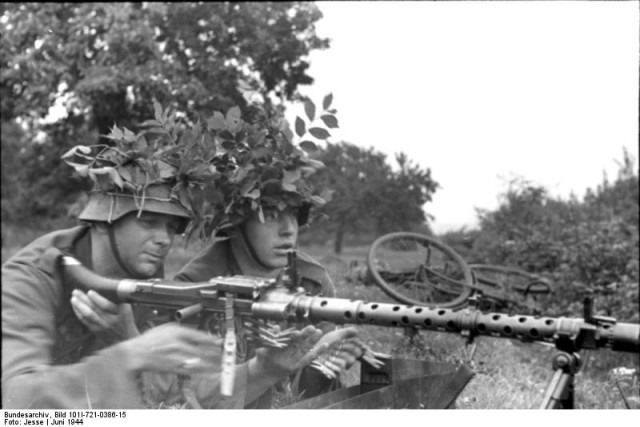 Lính Đức sử dụng khẩu G34 tại Pháp. Ảnh chụp màn hình