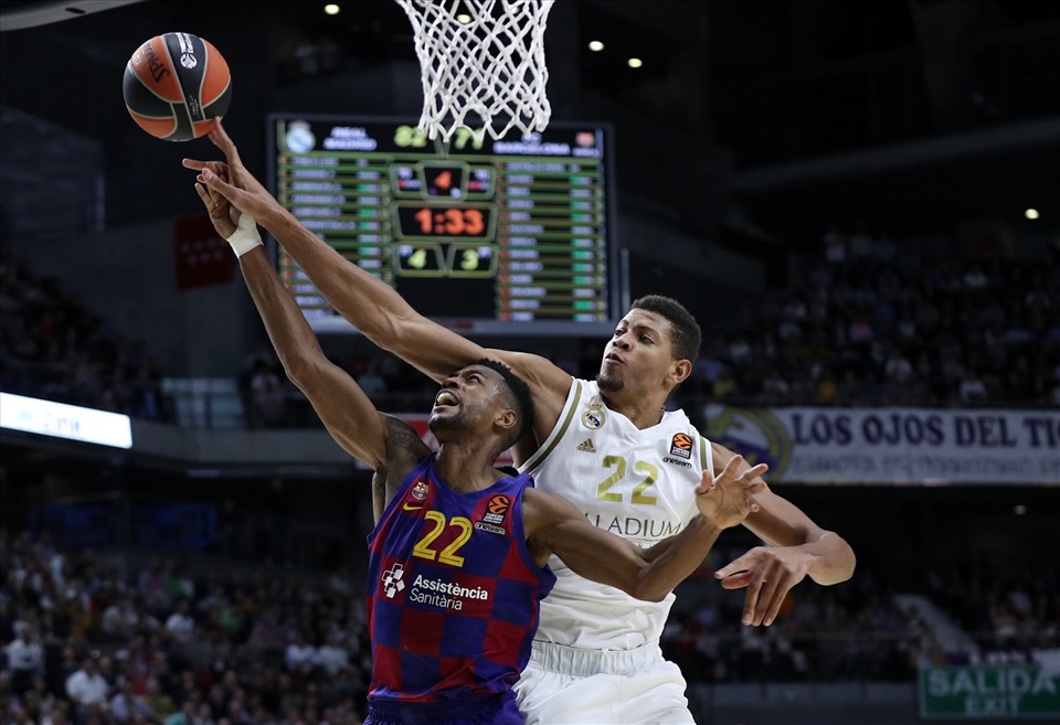 Walter Tavares (áo trắng) nỗ lực cắt bóng trước đối thủ tại El Clasico. Ảnh: Real Madrid