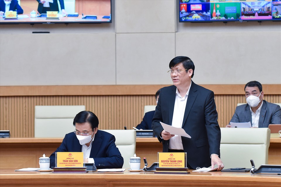 Bộ trưởng Bộ Y tế Nguyễn Thanh Long báo cáo tại cuộc họp - Ảnh: Nhật Bắc