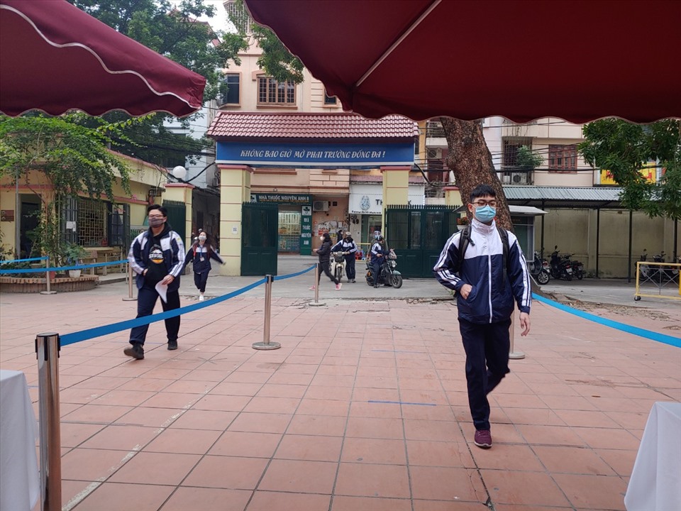 Học sinh Trường THPT Đống Đa (Đống Đa, Hà Nội) giãn cách đến trường. Ảnh: Tường Vân.