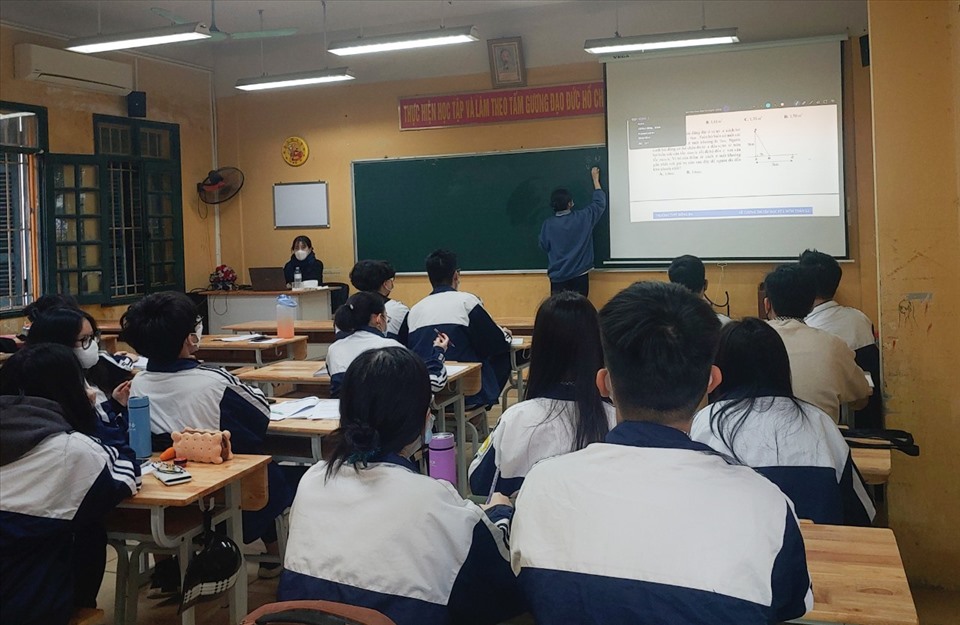 Giáo viên Trường THPT Đống Đa, Hà Nội duy trì dạy học trực tiếp kết hợp trực tuyến. Ảnh: Tường Vân.