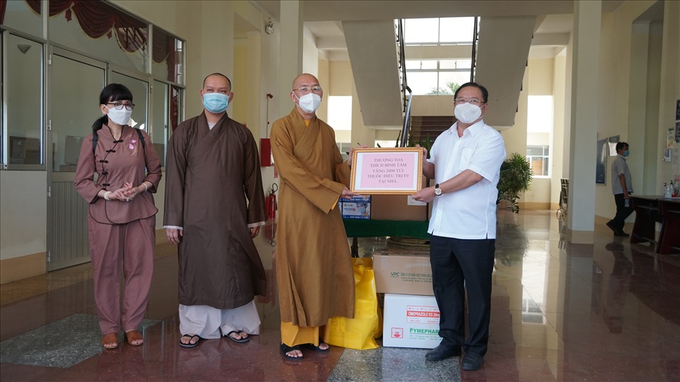Ban trị sự Giáo hội Phật giáo Việt Nam (GHPGVN) TP.Cần Thơ trao thuốc điều trị F0 cho quận Bình Thủy. Ảnh: Tạ Quang.