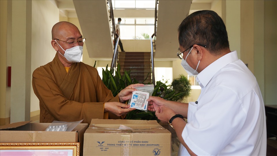 Ban trị sự Giáo hội Phật giáo Việt Nam (GHPGVN) TP.Cần Thơ trao thuốc điều trị F0 cho quận Bình Thủy. Ảnh: Tạ Quang.