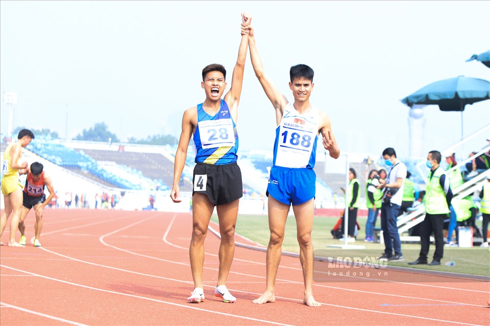 Dương Văn Thái liên tiếp “gục ngã” trước người đàn em Trần Văn Đảng. Ảnh: Minh Anh.