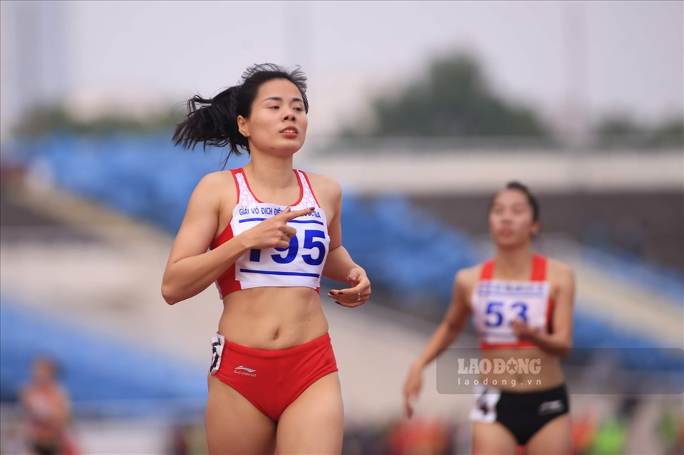 Tuyển thủ Nguyễn Thị Huyền vô địch cự ly 400m. Ảnh: Minh Anh