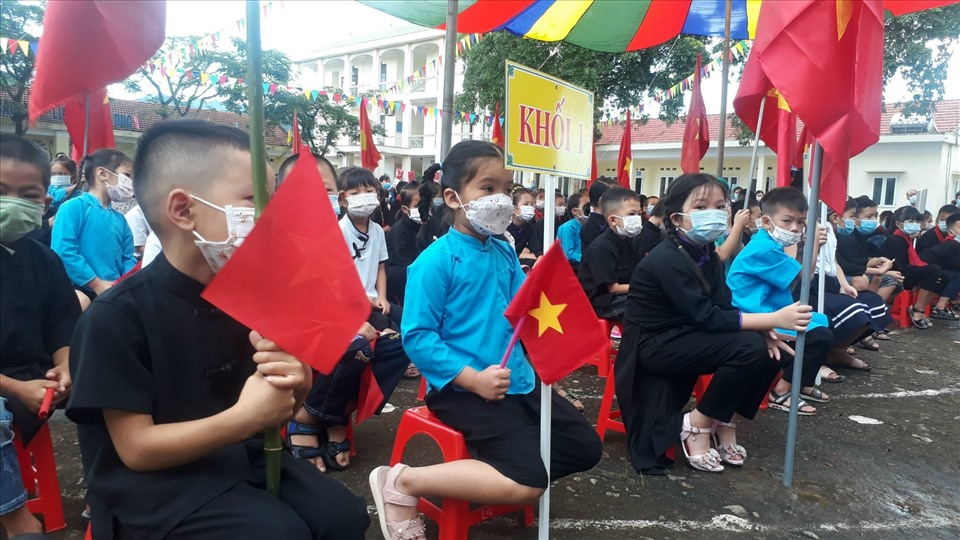Học sinh dân tộc thiểu số huyện Bình Liêu, tỉnh Quảng Ninh bước vào năm học mới 2021-2022. Ảnh: Nguyễn Hùng
