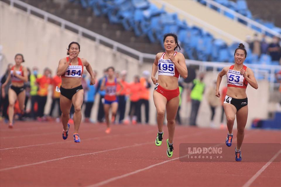Trong khi đó, vận động Nguyễn Thị Huyền (Nam Định) đã giành huy chương vàng ở nội dung 400m nữ với thành tích 53 giây 28.
