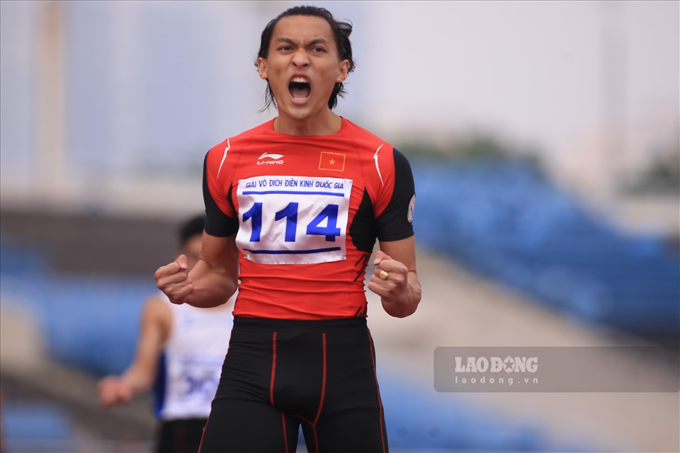 Trần Nhật Hoàng ăn mừng đầy cảm xúc sau khi giành tấm huy chương vàng ở nội dung 400m nam.