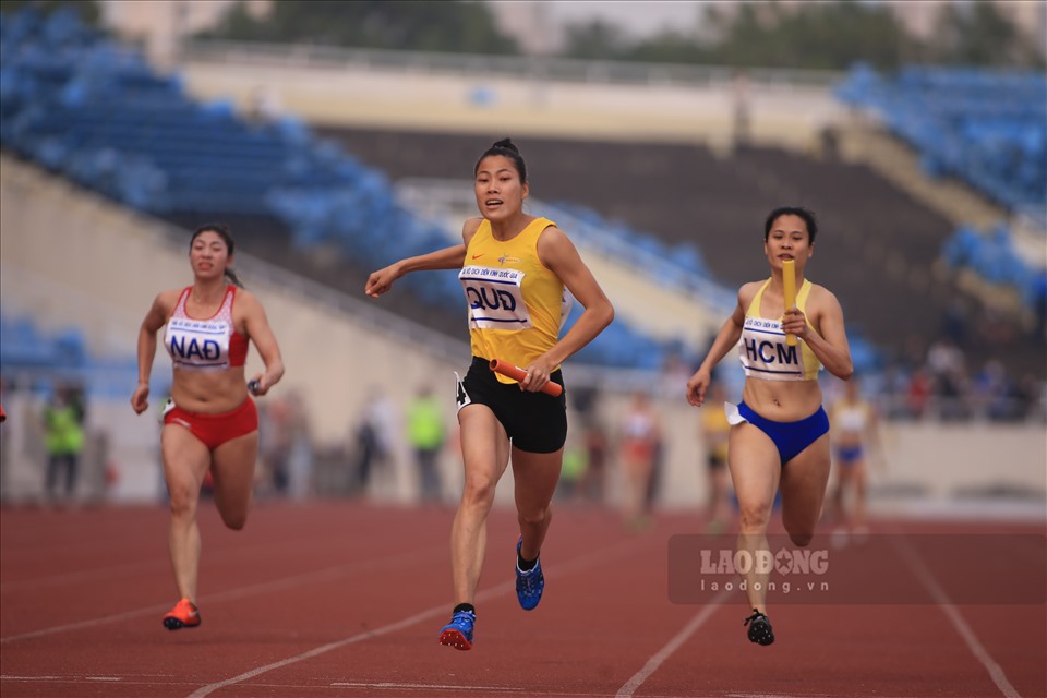 Ở nội dung tiếp sức 4x100m nữ, TP Hồ Chí Minh đã để Quân đội vượt qua và đành chấp nhận tấm huy chương bạc.