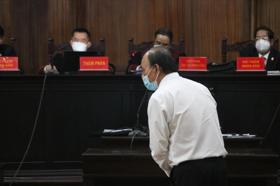Bị cáo Lê Tấn Hùng trình bày tại tòa.