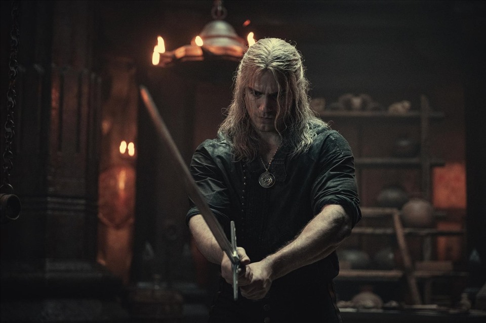 Nam tài tử Henry Cavill tiếp tục đảm nhận vai chính trong phần 2 của “The Witcher”. Ảnh: Xinhua