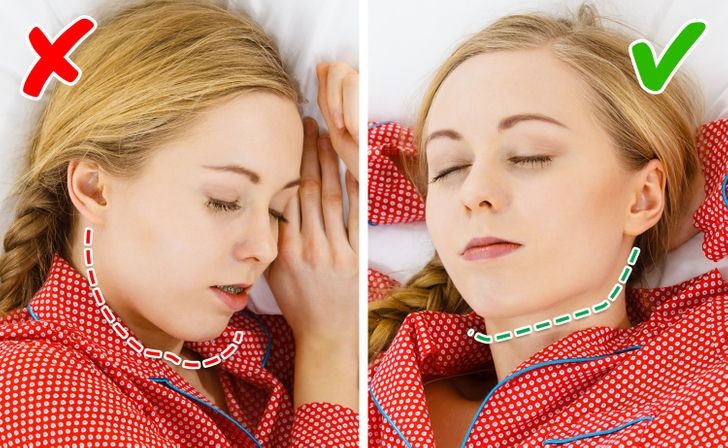 Tư thế ngủ cũng là tác nhân khá quan trọng. Cần tránh ngủ nghiêng, úp mặt vào gối, vì có thể gây ra nếp nhăn trên khuôn mặt. Các nhà khoa học cũng khuyên nên nằm ngửa khi ngủ, sẽ giúp loại bỏ bọng mắt và giữ nước trên da mặt.