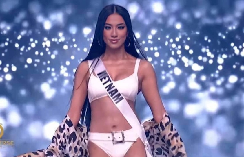 Á hậu Kim Duyên để tóc thẳng trong cả 3 phần trình diễn bán kết Miss Universe 2021. Ảnh: CMH.