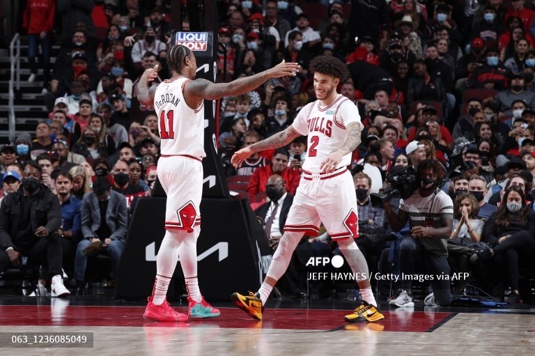 DeMar DeRozan và Lonzo Ball là 2 cầu thủ quan trọng của Bulls. Ảnh: AFP