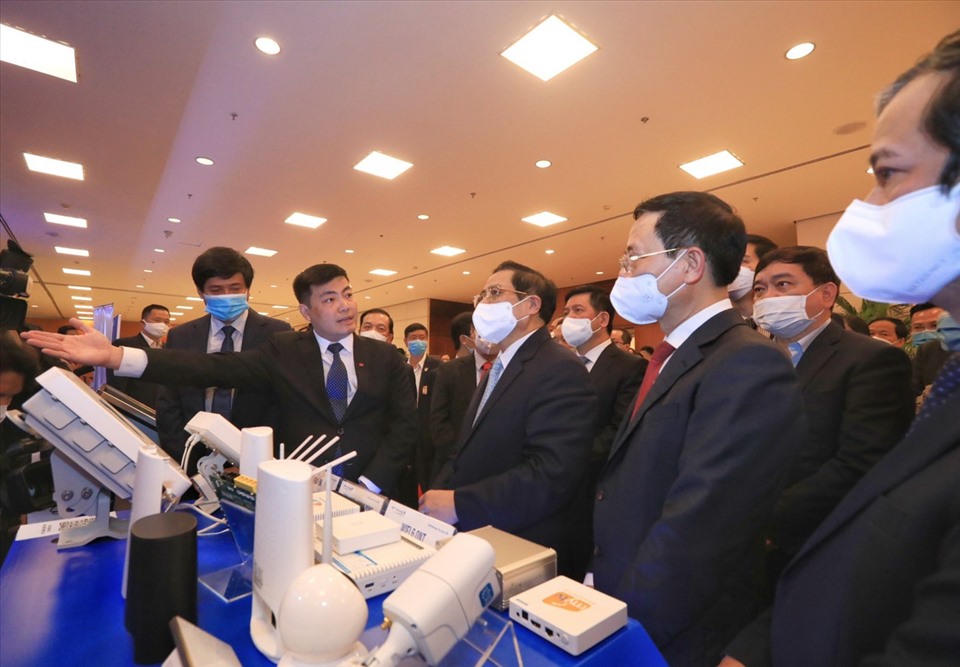 Thủ tướng Phạm Minh Chính và lãnh đạo nhiều bộ, ban, ngành tham dự Diễn đàn doanh nghiệp phát triển công nghệ số lần thứ 3. Ảnh: Bộ TTTT.