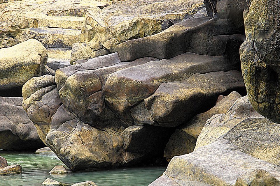 Khu vực hang động núi lửa Krông Nô có những tảng đá có hình khối rất đẹp.