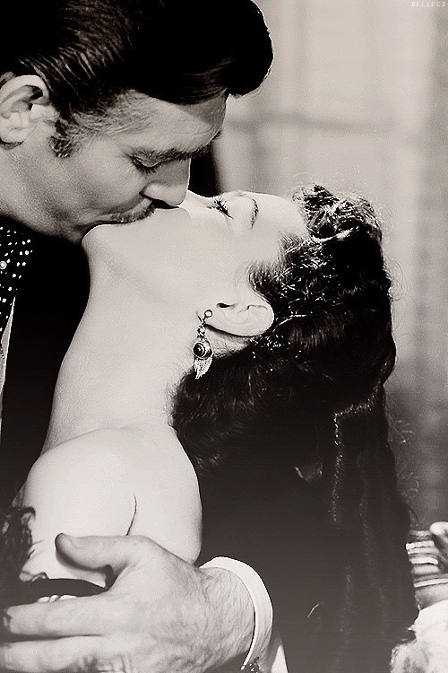 Nụ hôn huyền thoại của 2 nhân vật Scarlett O’Hara và Rhett Butler. Ảnh: Xinhua