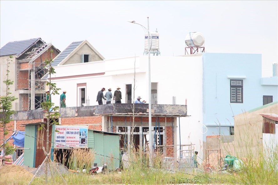 Người dân xây dựng nhà cửa tại Khu tái định cư Lộc An - Bình Sơn phục vụ dự án Sân bay Long Thành. Ảnh: Hà Anh Chiến