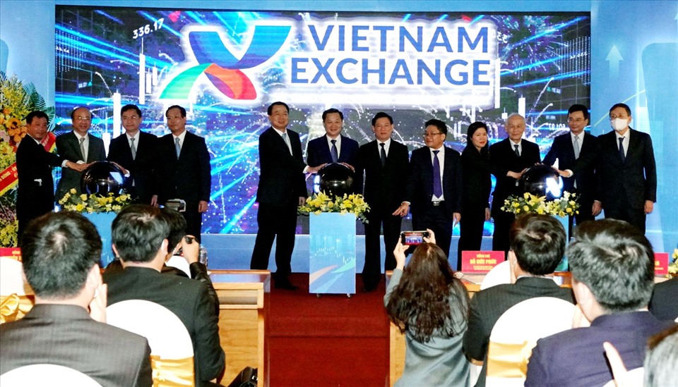 Các đại biểu tham dự bấm nút ra mắt Sở giao dịch Chứng khoán Việt Nam. Ảnh: Bộ Tài chính.