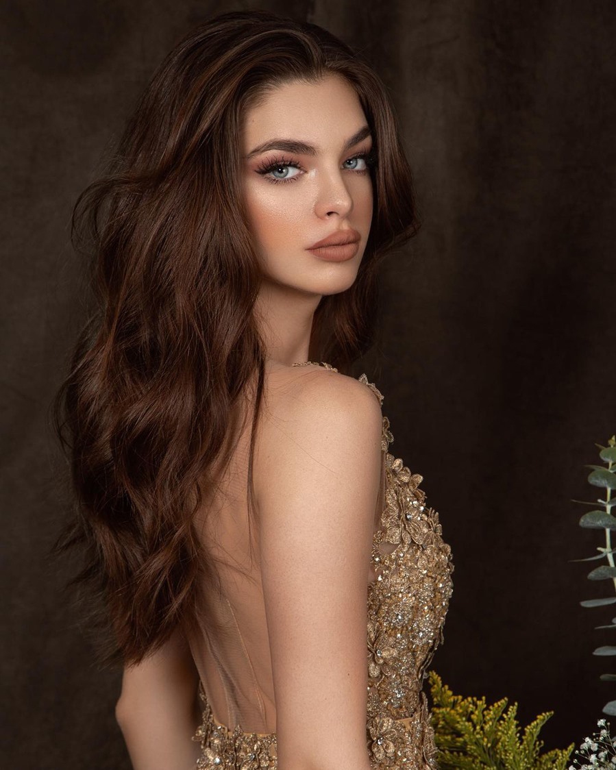 Siêu mẫu 22 tuổi Nadia Ferreira được bổ nhiệm làm Hoa hậu Hoàn vũ Paraguay 2021 hồi tháng 8 khi cuộc thi năm nay không được tổ chức vì Covid-19. Đông đảo khán giả quê nhà ủng hộ Nadia thi Miss Universe tại Israel vào tháng 12 và tin tưởng cô sẽ mang về vương miện danh giá.