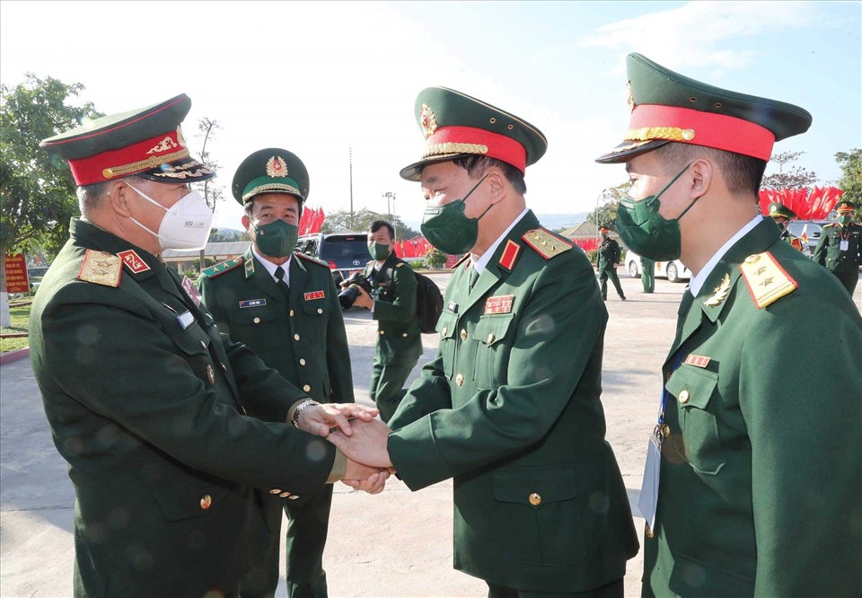 Cái bắt tay thắt chặt tình anh em giữa hai lực lượng, hai nước Việt - Lào. Ảnh: PV.