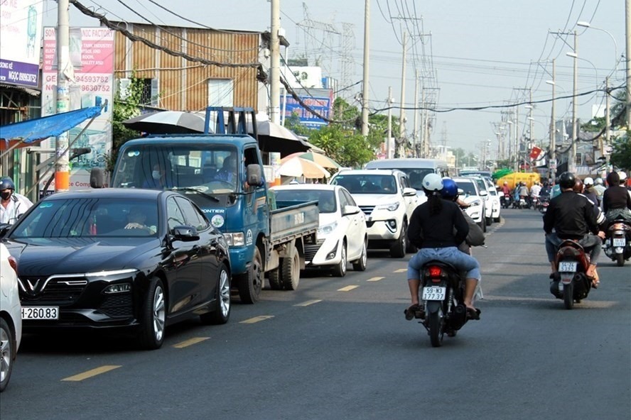 Quốc lộ 50 đoạn qua huyện Bình Chánh nhỏ, hẹp thường xuyên bị ùn tắc.  Ảnh: Thanh Vũ