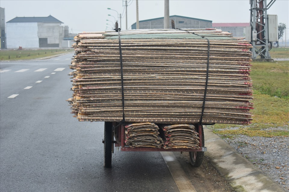 Người dân làng Tân An đưa các phên bánh tráng ra các con đường lớn hoặc chỗ trống để phơi vì số lượng bánh quá nhiều. Ảnh: Hữu Liều