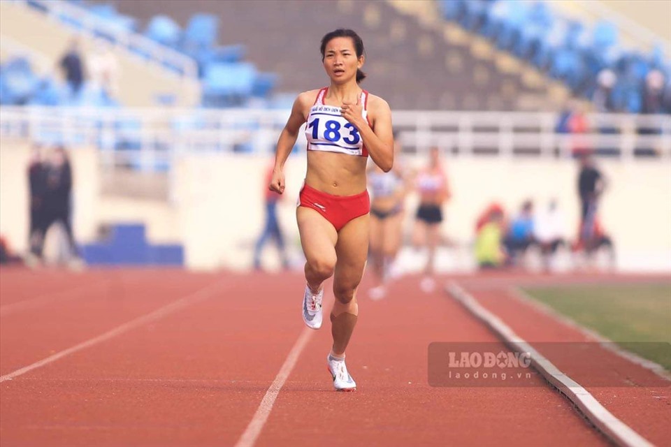 Tại giải điền kinh vô địch quốc gia 2021, chân chạy Nguyễn Thị Oanh đã bảo vệ thành công ngôi vô địch ở nội dung 1.500m nữ và 5.000m nữ. Đặc biệt, nữ tuyển thủ Việt Nam đã phá kỷ lục quốc gia tồn tại suốt 18 năm ở cự ly 5.000m với thành tích 15 phút 53,46 giây (kỷ lục cũ là 16 phút 35,50 giây). “Cô gái vàng” của làng điền kinh Việt Nam sẽ tiếp tục thi đấu ở 2 nội dung khác là 3.000m chướng ngại vật là 10.000m trong những ngày tới. Ảnh: Minh Anh