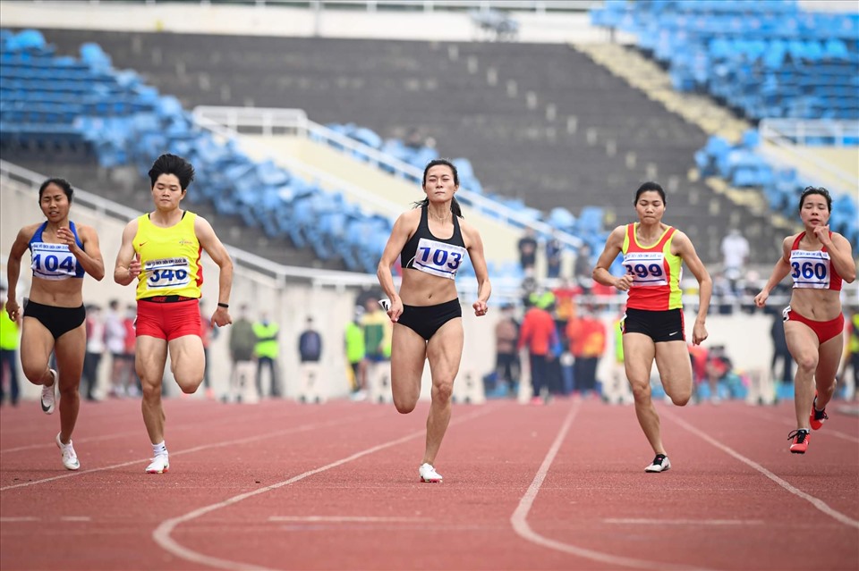 “Nữ hoàng tốc độ” Lê Tú Chinh tiếp tục “thống trị” đường đua 100m