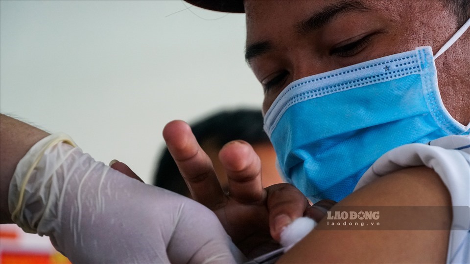 Hình ảnh tiêm vaccine cho người dân. Ảnh: Tạ Quang.