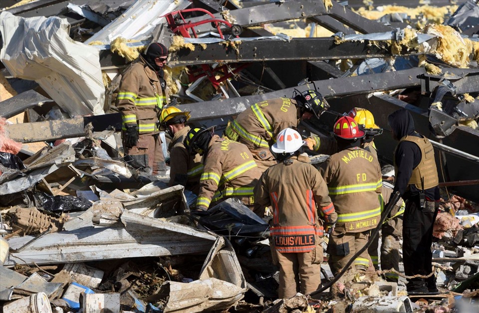 Nhân viên cứu hộ khẩn cấp tìm kiếm những gì còn sót lại của nhà máy sản xuất nến Mayfield. Ảnh: AFP