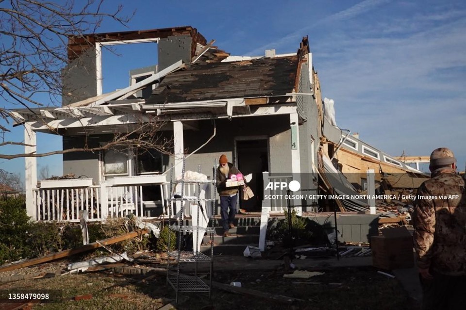 Người dân dọn dẹp đống đổ nát sau khi lốc xoáy quét qua Mayfield, Kentucky vào tối ngày 11.12.2021. Ảnh: AFP