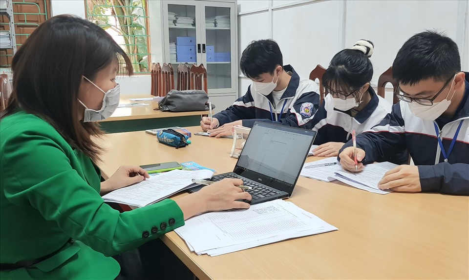 Giáo viên và các học sinh trong đội tuyển tiếng Anh của trường THPT Nguyễn Huệ đang gấp rút ôn tập để chuẩn bị cho kỳ thi sắp tới. Ảnh: NT