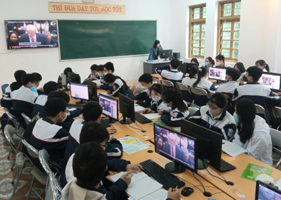 Phòng học tiếng Anh tại trường THPT Nguyễn Huệ được trang bị hiện đại. Ảnh: NT