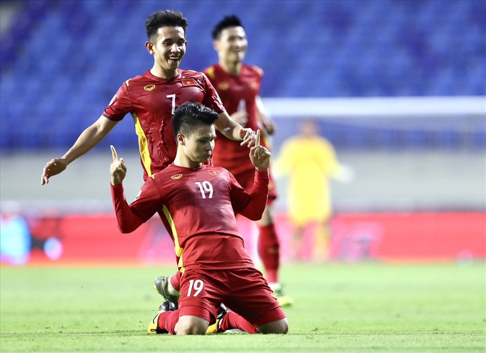 Tiền vệ tấn công Nguyễn Quang Hải: Ngôi sao của Hà Nội FC là 1 trong những “mắt xích” quan trọng nhất của tuyển Việt Nam. Quang Hải chỉ ra sân từ hiệp 2 ở trận đấu với Lào. Những cú dứt điểm bất ngờ, hiểm hóc và những đường chuyền sáng tạo của Quang Hải là điểm Malaysia rất lo ngại.