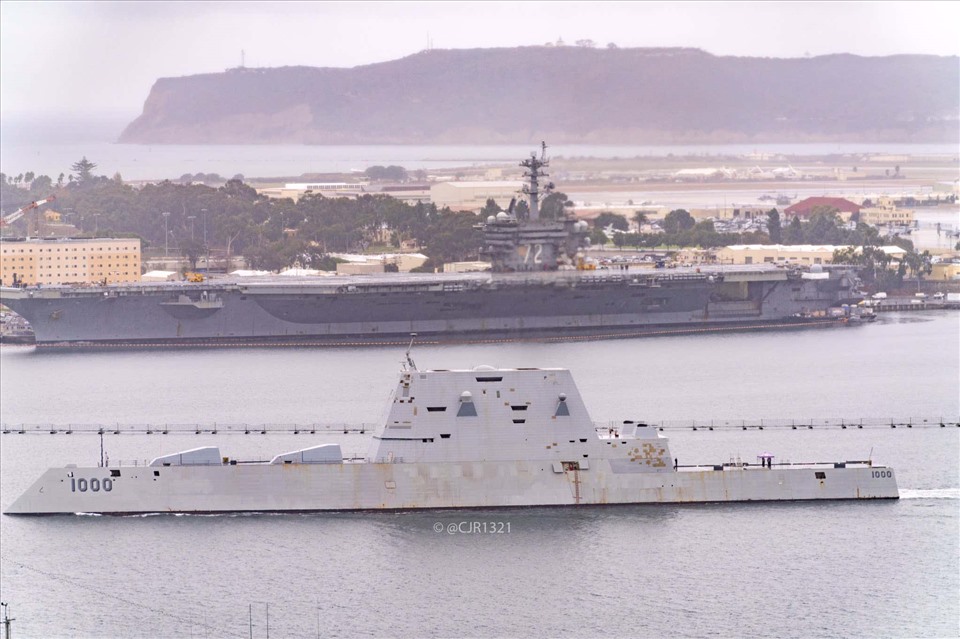 Khu trục hạm  USS Zumwalt ở Vịnh San Diego. Ảnh: WarshipCam