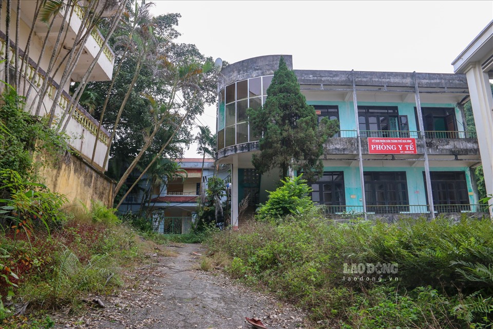 Cuối năm 2019, toàn bộ diện tích, dân số của huyện Kỳ Sơn được sáp nhập vào TP. Hòa Bình. Từ đó đến nay nhiều công sở, trụ sở đã bị bỏ hoang.