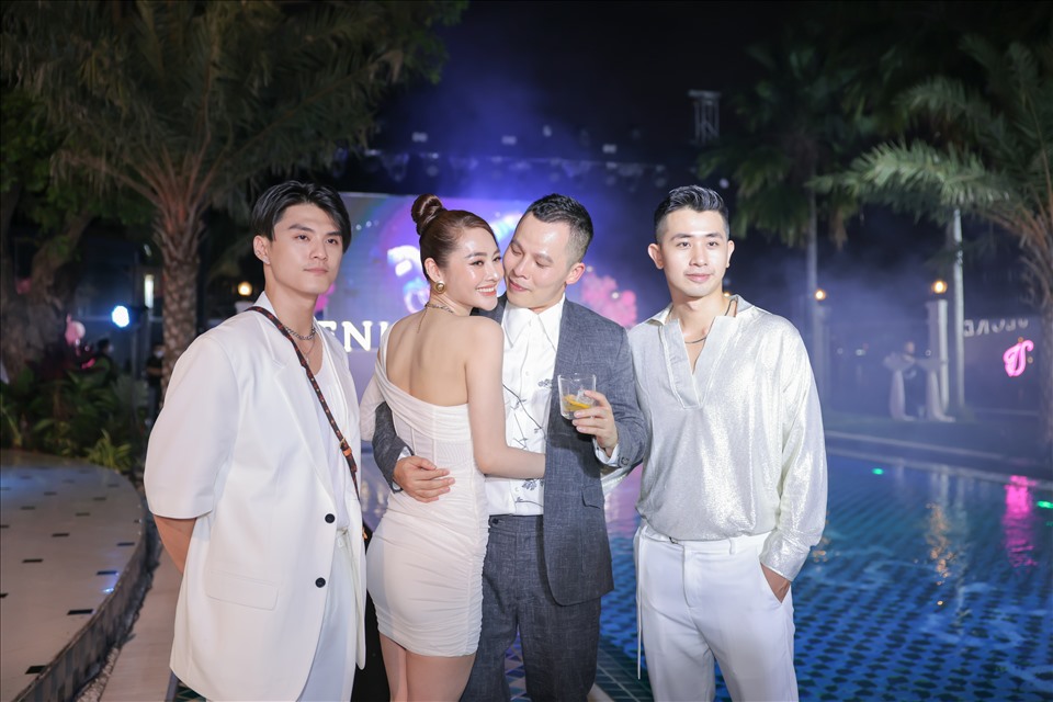 Siêu mẫu Linh Chi và bạn trai Lâm Vinh Hải cũng đến chúc mừng người anh thân thiết trong nghề và trong cuộc sống. Ảnh: NVCC