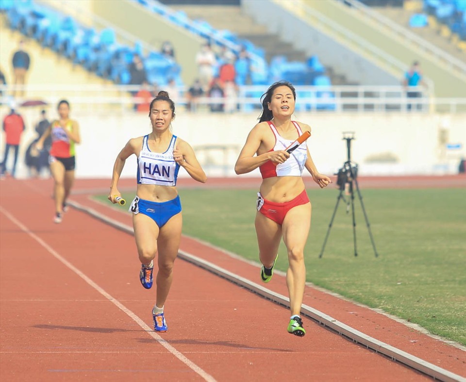 Ở 400m cuối cùng, tuyển thủ Nguyễn Thị Huyền bứt tốc ấn tượng