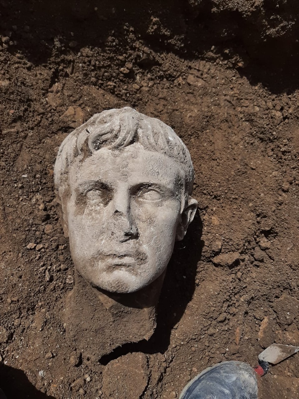 Đầu tượng Hoàng đế La Mã Augustus vừa được khai quật ở Italia. Ảnh: Cơ quan giám sát khảo cổ của Molise