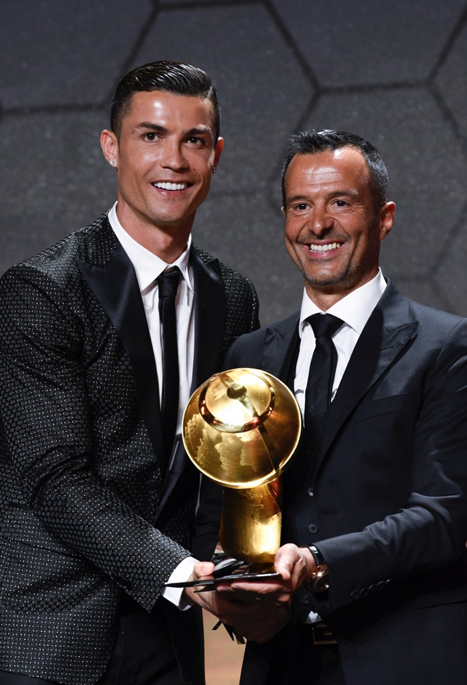 Ronaldo và người đại diện Mendes. Ảnh: AFP