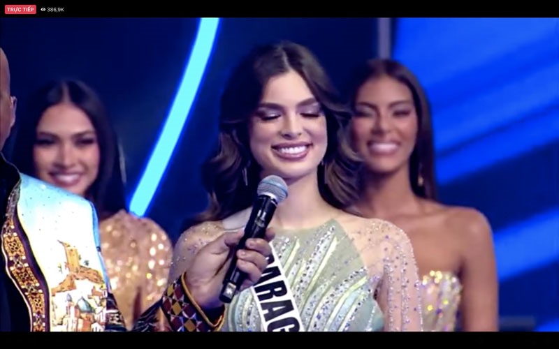 Đại diện Colombia trả lời câu hỏi tại Miss Universe. Ảnh: CMH