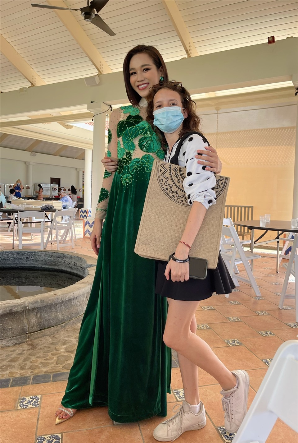 Trước thềm chung kết Miss World 2021, Đỗ Thị Hà cũng chuẩn bị những phần quà nhỏ để tặng cho các thí sinh cũng như ban tổ chức. Ảnh: NVCC.
