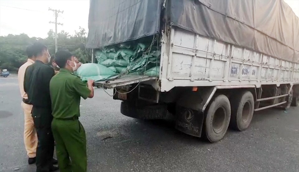 Lực lượng chống buôn lậu tỉnh An Giang phát hiện, bắt giữ 2 ôtô tải chở 42 tấn hạy cà phê không rõ nguồn gốc. Ảnh: VT
