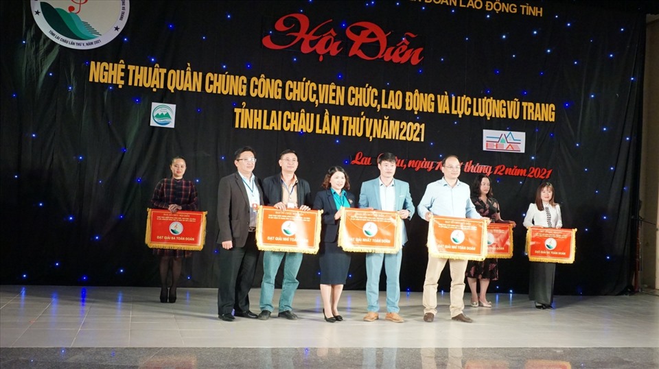 Bà Đồng Thị Nghĩa - Phó Chủ tịch LĐLĐ tỉnh trao giải nhất toàn đoàn.