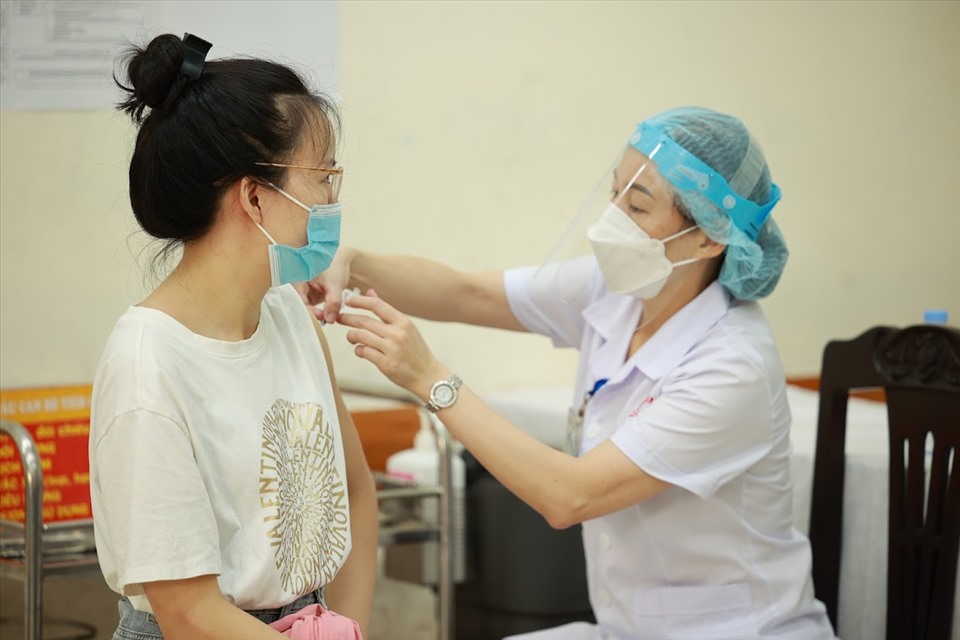Cán bộ y tế tiêm chủng vaccine COVID-19 cho người dân ở Hà Nội. Ảnh: Hải Nguyễn